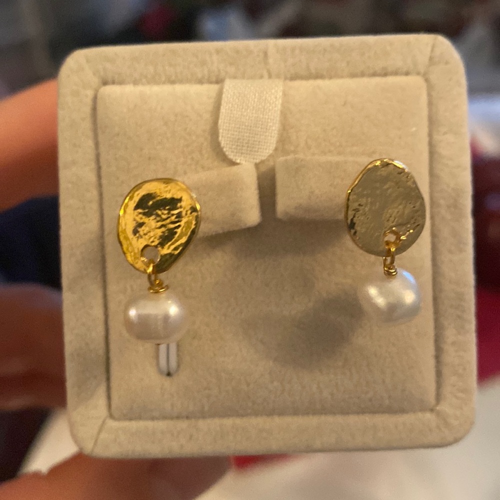 Cute & classic gold tone pearl earrings